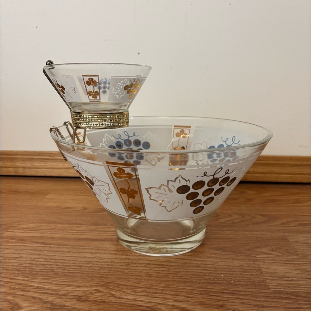 Vintage Anchor Hocking Glass Chip and Dip Set with Grape Motif. Excellent Cond